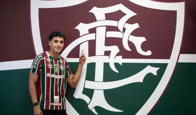 Gabriel Fuentes posando con la camiseta de su nuevo equipo. 