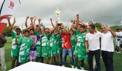 Integrantes de Sabanagrande tras recibir el trofeo de campeón.