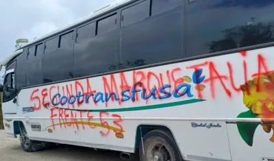 Fotografía del bus con grafiti alusivo al Frente 53 de la 'Segunda Marquetalia'.  