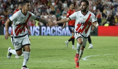 James Rodríguez felicita a Unai López, autor del tercer gol del Rayo Vallecano.