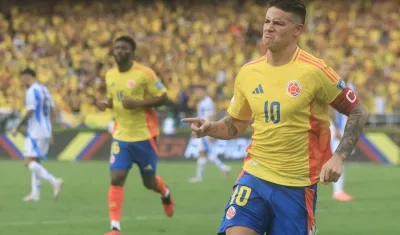  James Rodríguez celebra tras marcar, de pena máxima, el segundo gol de Colombia.