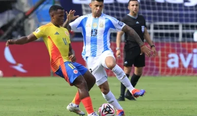 Jhon Arias toma posesión del balón ante la marca de Cristian Romero.