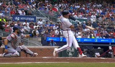 Gio Urshela conecta el sencillo con el que empujó la primera carrera de los Bravos. 