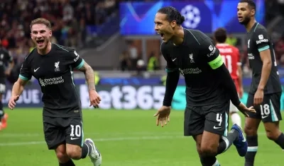 Virgil van Dijk, capitán del Liverpool, celebra el segundo gol ante el Milan.