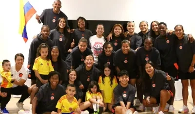 Mariana Pajón con las jugadoras de la Selección Colombia femenina sub-20.