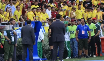 El árbitro chileno Piero Maza revisa la jugada del penalti en el VAR.