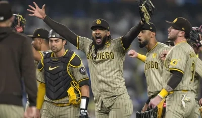 El festejo de los peloteros de los Padres tras derrotar a los Dodgers.