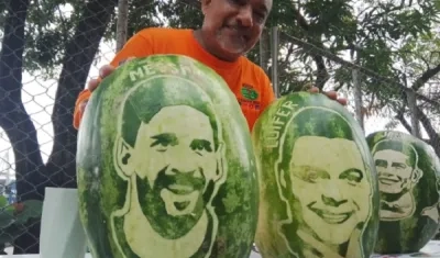 Miguel Morales frente algunas de sus obras de arte sobre patillas.