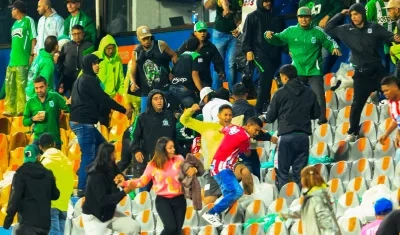 Hinchas de Nacional y Junior durante su enfrentamiento en las tribunas.