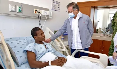 Gustavo Petro visitando a uno de los soldados heridos en el ataque del ELN.