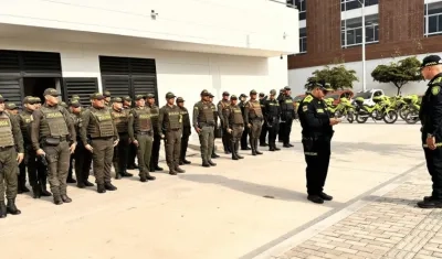 Uniformados de la Policía Mesan. 
