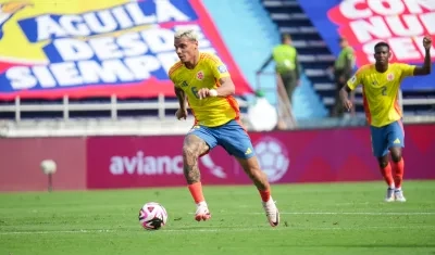 El mediocampoista Richard Ríos durante el partido contra Argentina.