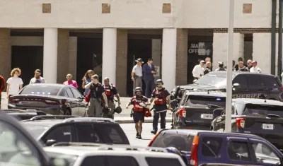 Agentes de policía en la escena del tiroteo.