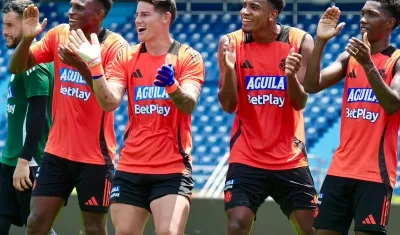 Jhon Lucumí, James Rodriguez, Jhon Solís y Yáser Asprilla en el último entrenamiento de Colombia.