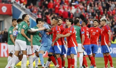 Jugadores de Bolivia increpan a Eduardo Vargas tras marcar el gol del empate para Chile. 