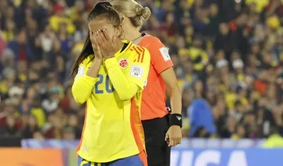 Karla Viancha abandonó entre lágrimas la cancha en el partido contra Australia. 