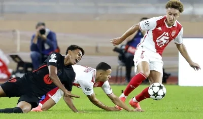 Lamine Yamal, autor del gol del Barcelona, cae tras ser fauleado por Vanderson. 