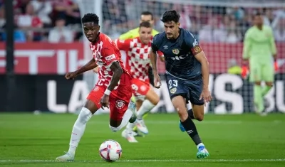 Yáser Asprilla avanza con la marca de Óscar Valentín. 