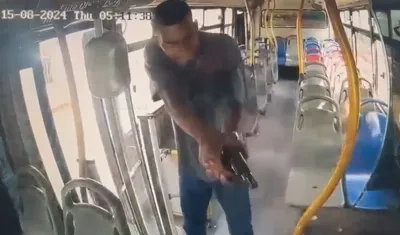 Momento del ataque de 'El soldadito' contra el conductor.