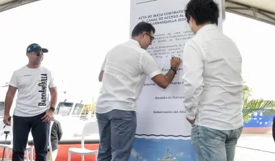 Álvaro Redondo Castillo firma simbólicamente el convenio.