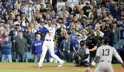 Freddie Freeman sigue la trayectoria de la pelota que terminó en las gradas del Dodger Stadium. 