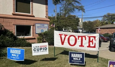 Fotografía de varios carteles de la fórmula Harris/Waltz y otros demócratas. 