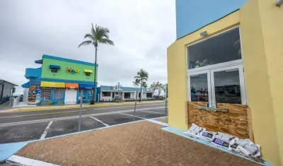 Viviendas y restaurantes refuerzan la seguridad ante llegada del huracán.