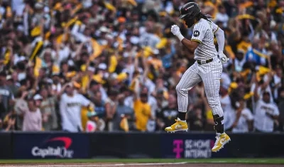 Fernando Tatis Jr. celebra tras conectar un jonrón de dos carreras. 