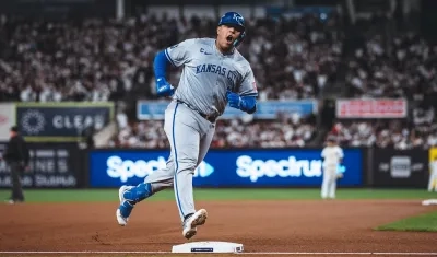 Salvador Pérez rumbo al plato tras batear jonrón en la cuarta entrada. 