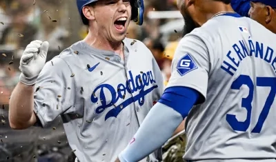 Will Smith festeja con el dominicano Teoscar Hernández 