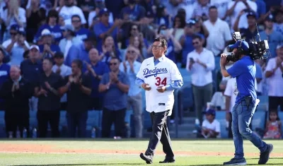 Fernando Valenzuela con el uniforme de Los Ángeles durante un homenaje en el Dodger Stadium. 