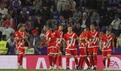 James Rodríguez junto a sus compañeros en la celebración del segundo gol.