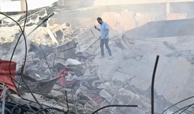 Un hombre camina sobre los escombros en el barrio Haret Hreik en Beirut, en el Líbano.
