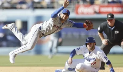 José Iglesias, de los Mets, saca en segunda a Max Muncy y completa la doble matanza en la inicial.