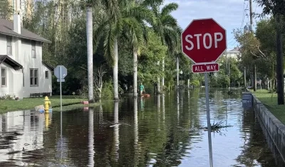 Calle inundada en Florida por Milton.