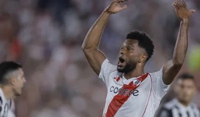 Miguel Borja intenta animar a sus compañeros durante el partido contra Atlético Mineiro.