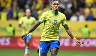 Raphinha se reportó con dos goles de pena máxima.  