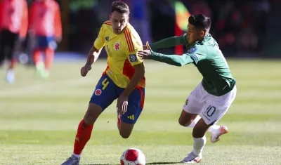 Santiago Arias en acción de juego contra Ramiro Vaca.