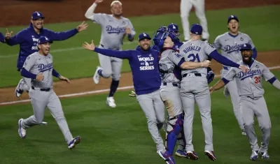 Los jugadores de los Dodgers celebran tras conquistar el título de la Serie Mundial. 