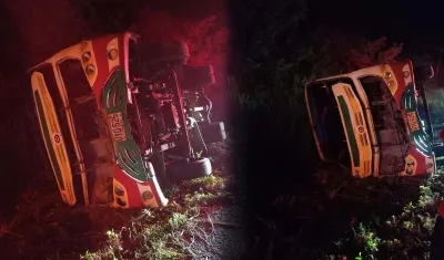 Buseta volcada tras accidente.