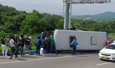 Así quedó la buseta tras el accidente. 