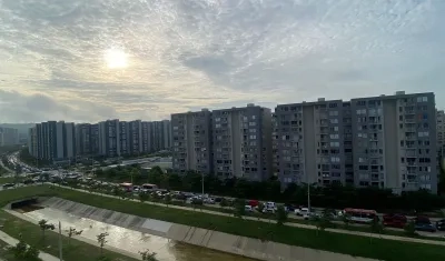 El trancón de varias cuadras en Alameda del Río.