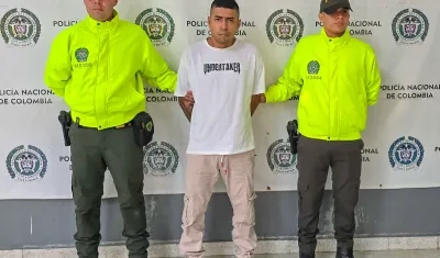 Alias 'Neno' junto a las autoridades.