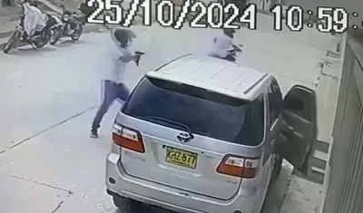 Momento en que fue atacada la camioneta. 