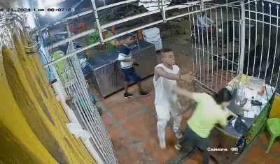 Cuatro delincuentes llegaron en dos motocicletas. 