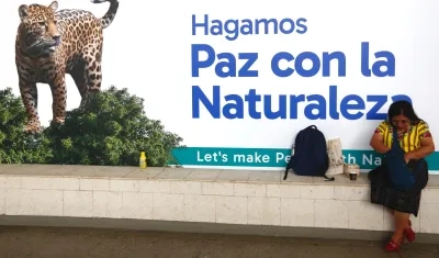 Una mujer indígena asiste a la Zona Azul de la COP16, en Cali. 