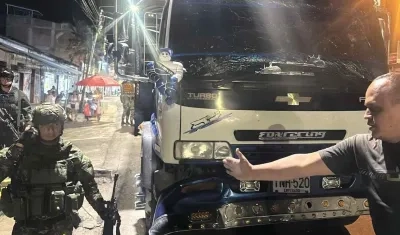 Así quedó camión tras el ataque.