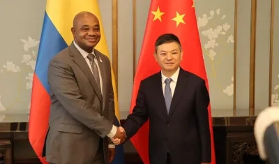 El ministro colombiano de Exteriores, Luis Gilberto Murillo, durante el encuentro mantenido con el ministro de Ambiente y Ecología de China, Huang Runqiu en Pekín.