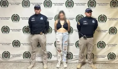 La capturada junto a las autoridades.