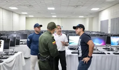 El Alcalde de Barranquilla, Alex Char, entregando los computadores.